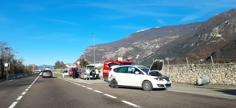 Scontro auto-moto sulla Ss12: trasportato al Santa Chiara il centauro